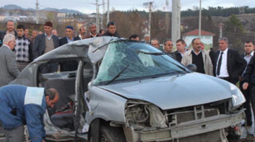 Otomobil, TIR'la &ccedil;arpıştı: 3 &ouml;l&uuml;