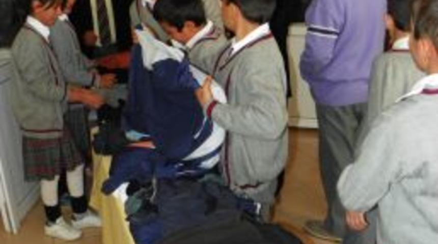 Okul idaresi, &ouml;ğrencilerin unuttukları eşyaları sergide teslim ediyor