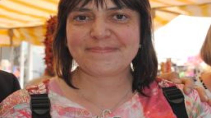 T&uuml;rk&ccedil;e bilen Alman hemşirenin Paskalya hediyesi ay yıldızlı fes oldu