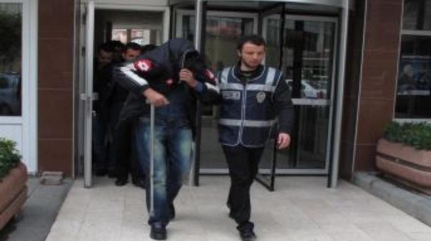 Polis s&uuml;s&uuml; vererek 219 bin lira dolandırdılar