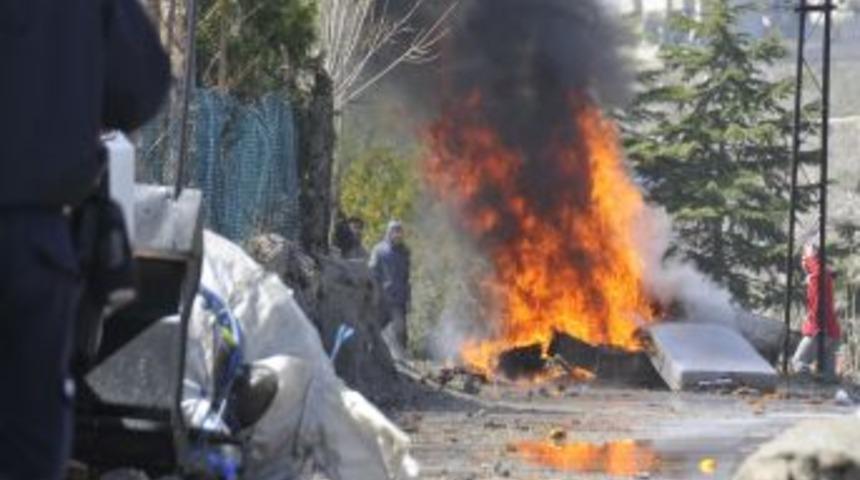 Kucağındaki bebekle panzerin &uuml;zerine y&uuml;r&uuml;d&uuml;