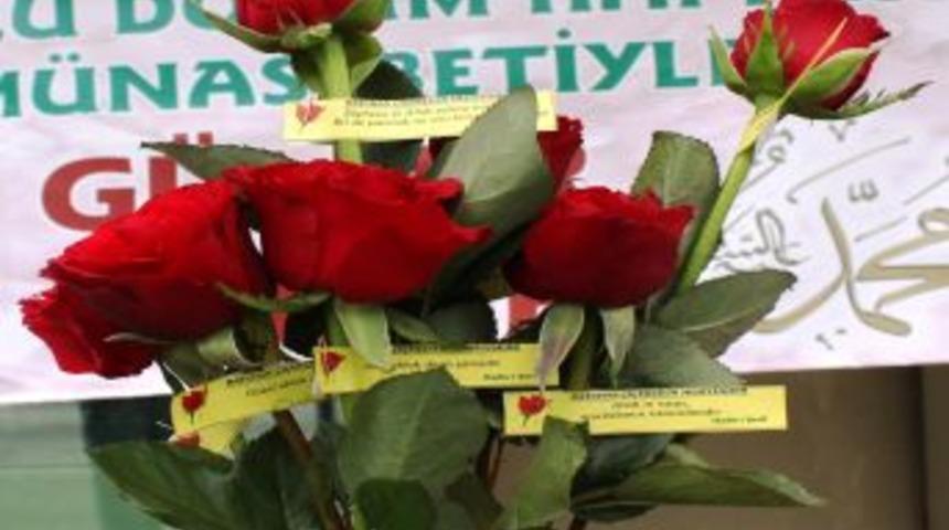 Her g&uuml;l&uuml; bir Hadis ile s&uuml;sl&uuml;yor