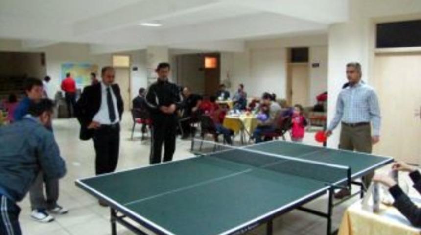 Serhat Koleji velileri masa tenisi turnuvasında buluşturdu