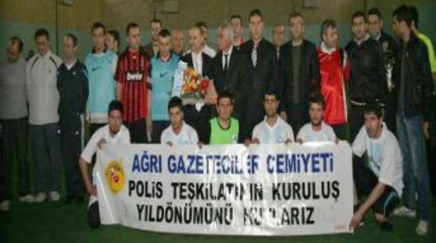 Ağrı'da gazetecilerle polis arasındaki dostluk ma&ccedil;ı berabere bitti