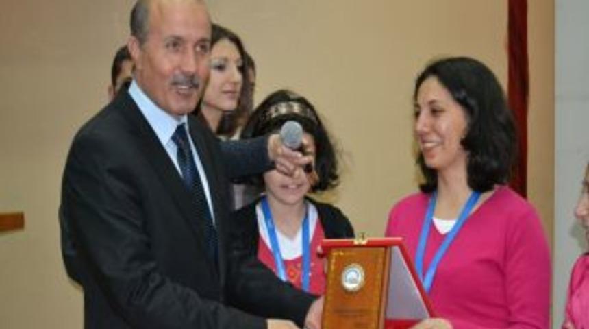 Geleceğin bilim adamları &ouml;d&uuml;llerini aldı