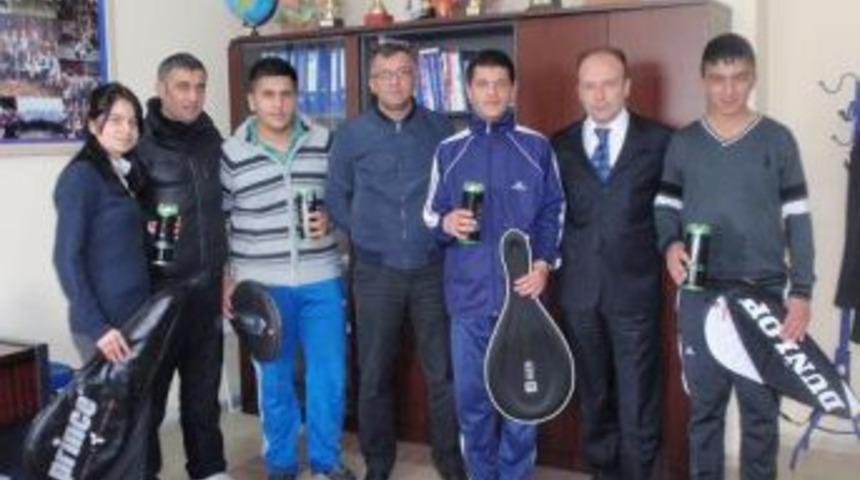 Ağrı'da &lsquo;Ben de tenis &ouml;ğreniyorum&rsquo; projesi başlatı