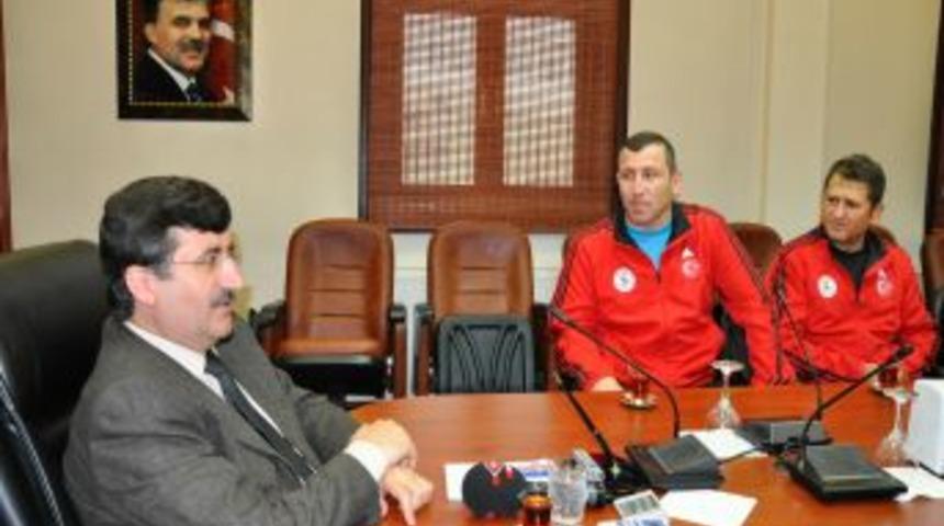 Gen&ccedil; Erkekler Serbest G&uuml;reş Milli Takımı Vali Abdil Celil &Ouml;z&rsquo;&uuml; ziyaret etti