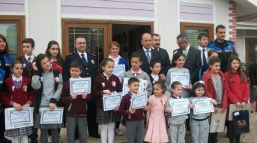 &Ccedil;ocuk g&ouml;z&uuml; ile polis resim yarışmasında Nil&uuml;ferli &ouml;ğrenci Bursa 1'ncisi oldu