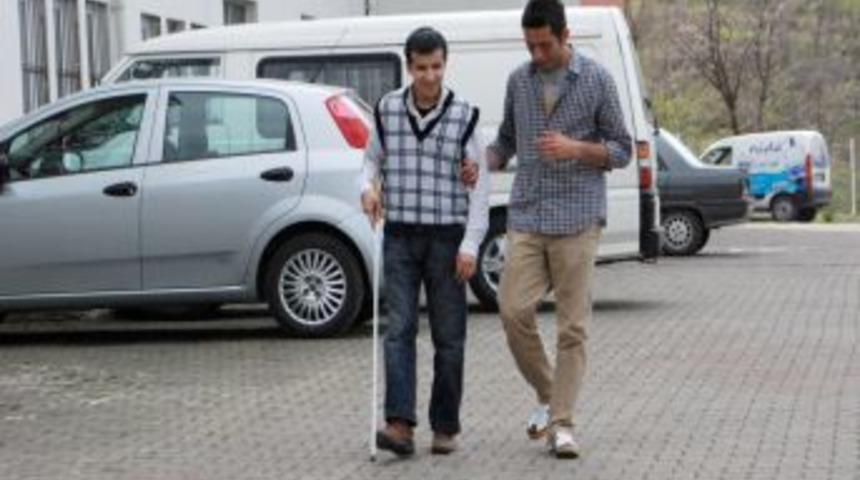 G&ouml;rme engelini arkadaşları ve &ouml;ğretmenleri sayesinde aştı