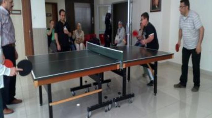 Babalar ve &ccedil;ocukları masa tenisinde ter d&ouml;kt&uuml;