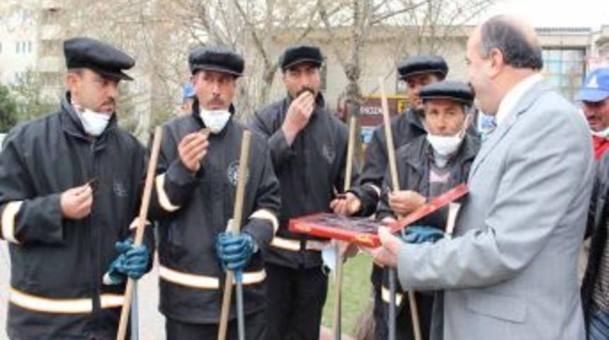 Temizlik iş&ccedil;ileri '&Ccedil;&ouml;p&ccedil;&uuml;ler Kralı'na &ouml;zendi
