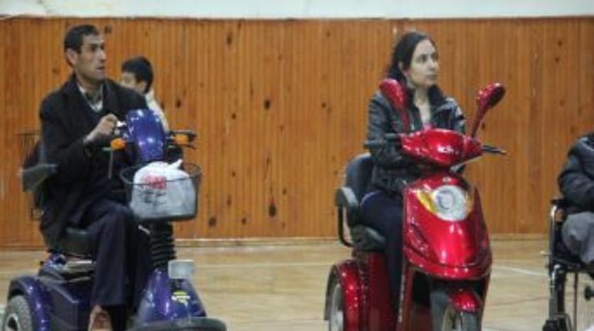 Mutluluktan kahkaha atan engelli gencin annesi g&ouml;zyaşına boğuldu