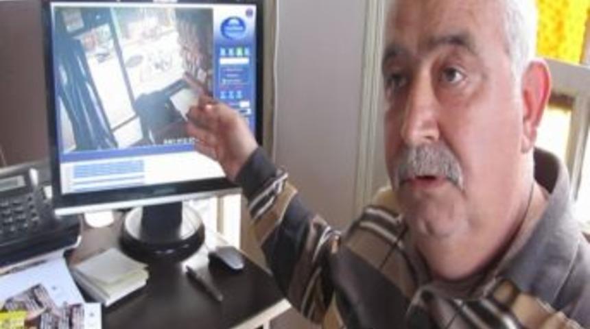 Bisiklet &ccedil;alan kızlar kameralara yakalandı