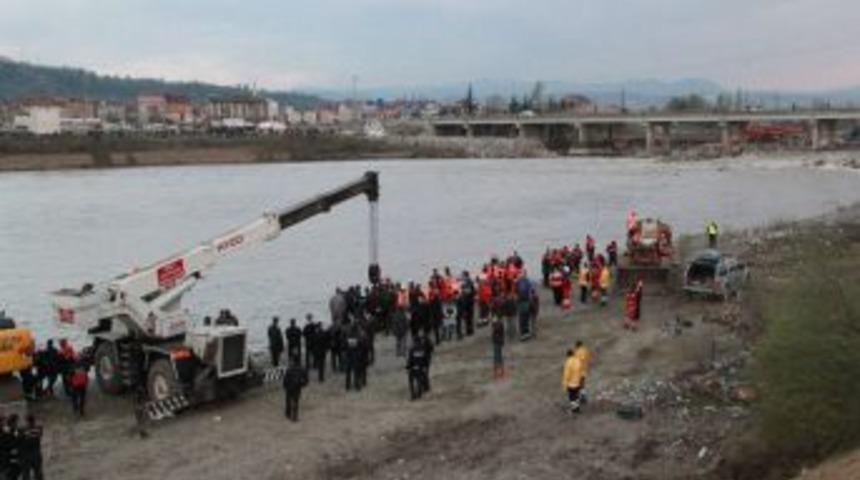 Hurdaya d&ouml;nen nin&uuml;b&uuml;sten 3 ceset &ccedil;ıktı
