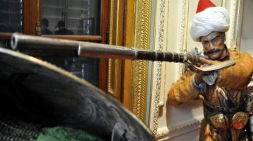 Bakan G&uuml;nay, savaş sergisi a&ccedil;tı