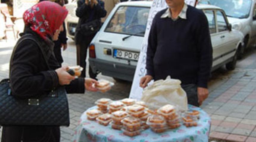 Eşinden boşanınca tatlı dağıttı