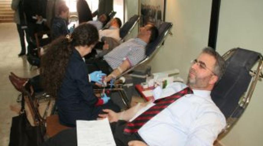 M&uuml;ft&uuml;l&uuml;k personeli kan bağışında bulundu