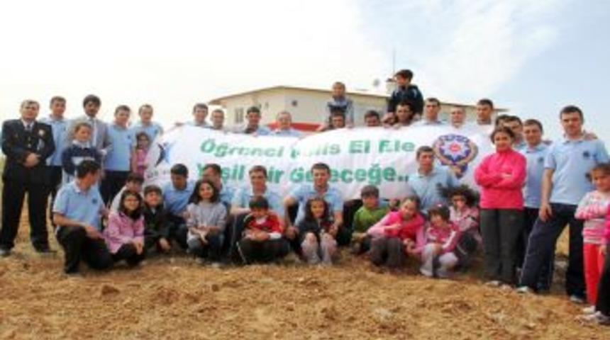 &Ouml;ğrenciler polislerin bah&ccedil;esine fidan dikti