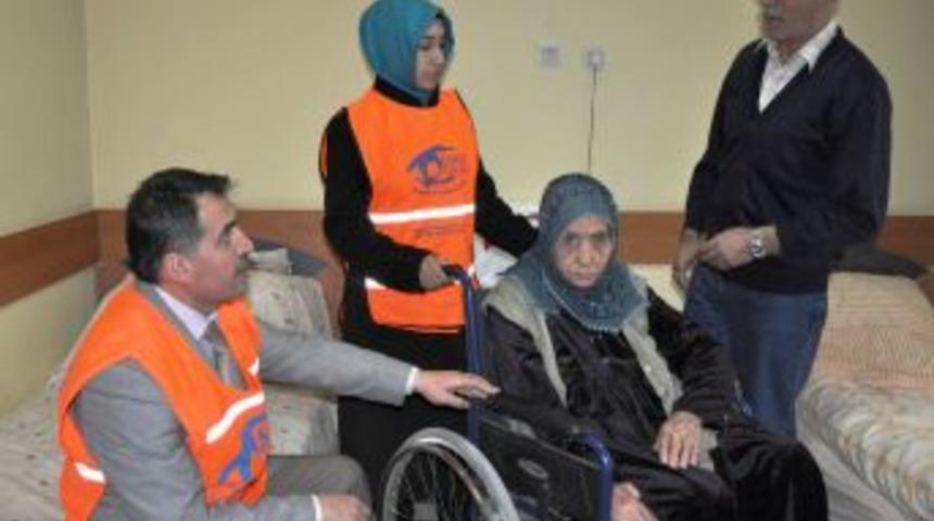 Kimse Yok Mu'dan 95 yaşındaki Zelefşan Bah&ccedil;e'ye tekerlekli sandalye