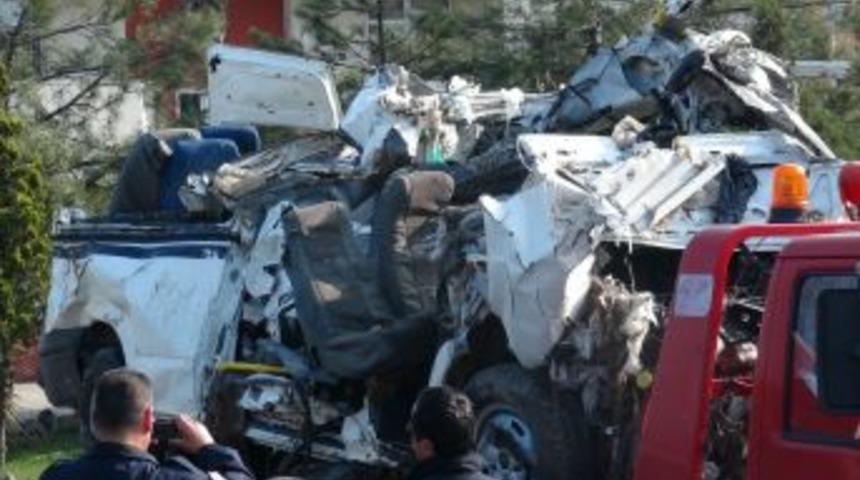 Filyos &Ccedil;ayı'na d&uuml;şen minib&uuml;s&uuml;n i&ccedil;indeki 3 kişi toprağa verildi