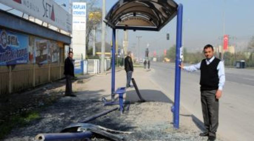 Otomobilin &ccedil;arptığı duraktaki kadın hayatını kaybetti