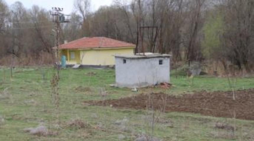 Hayvan atıkları beldenin suyuna karıştı iddiası