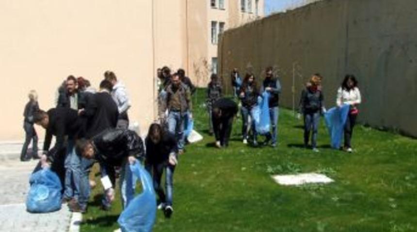 &Uuml;niversite &ouml;ğrencileri okulun &ccedil;&ouml;plerini topladı