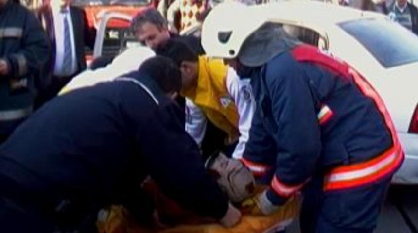 Trafik kuralına uymayan &ouml;ğretmene kamyonet &ccedil;arptı