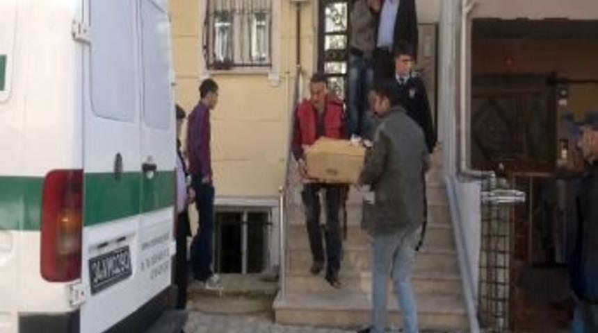 Bebeğinin &uuml;zerine yatarak &ouml;l&uuml;m&uuml;ne sebep oldu