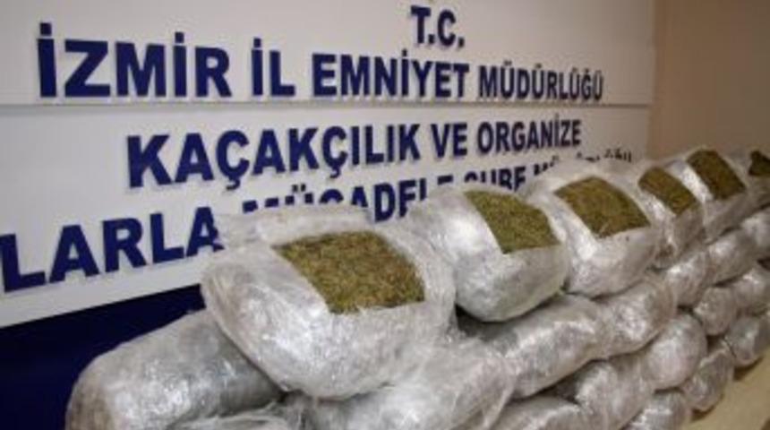 İzmir'de 104 kg. esrar ele ge&ccedil;irildi, 3 kişi g&ouml;zaltında