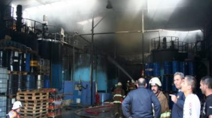 Madeni yağ fabrikası yandı
