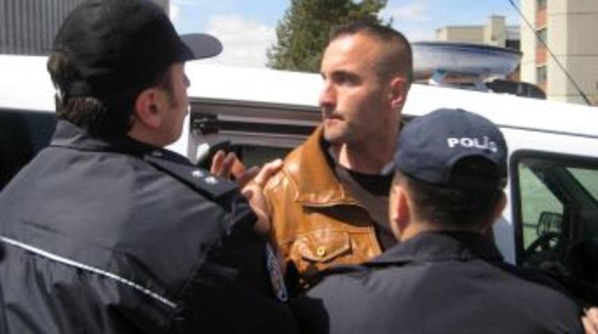Aranan şahıs, Bakan Şahin'le konuşamadan yakalandı