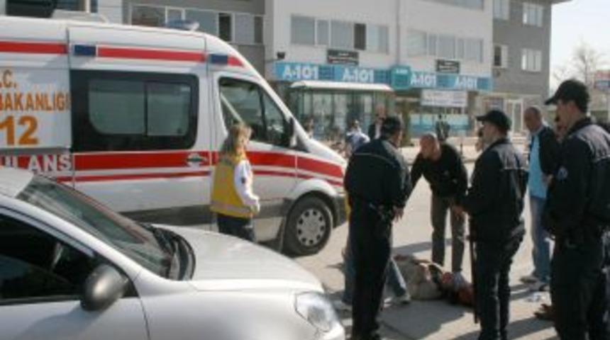 D&uuml;zce'de otomobil yayaya &ccedil;arptı: Bir yaralı