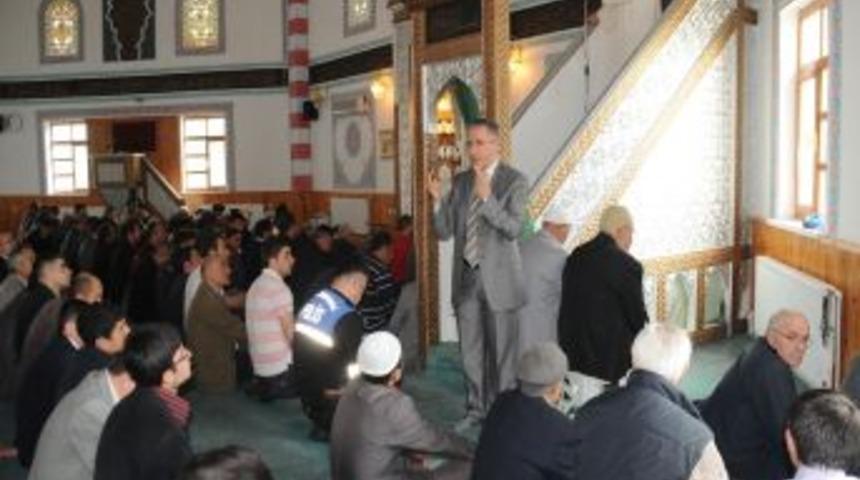 İşitme engelli &ouml;ğrenciler i&ccedil;in cuma hutbesi işaret diline &ccedil;evriliyor