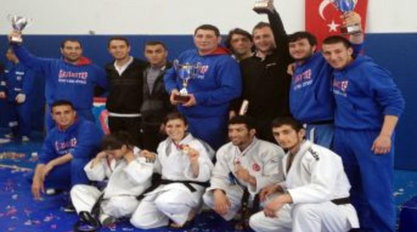 Gaziantep &Uuml;niversitesi &ouml;ğrencilerinin judo başarısı