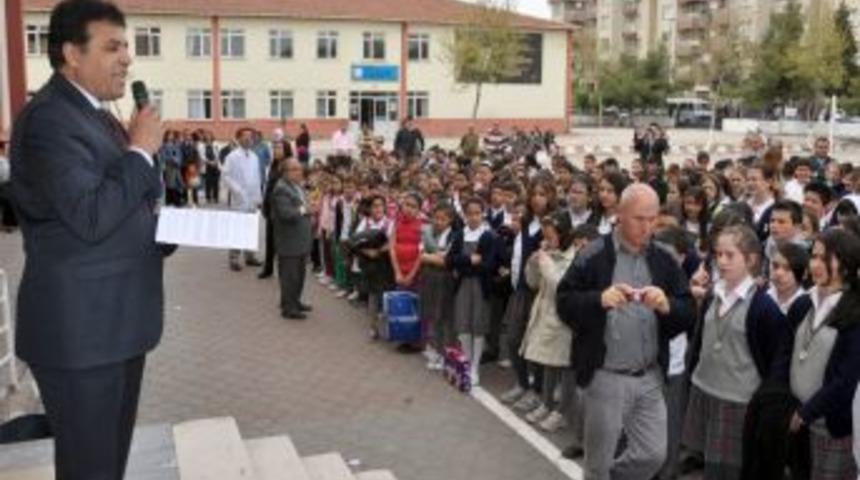 Polis dolandırıcılara karşı &ouml;ğrencileri bilgilendirdi