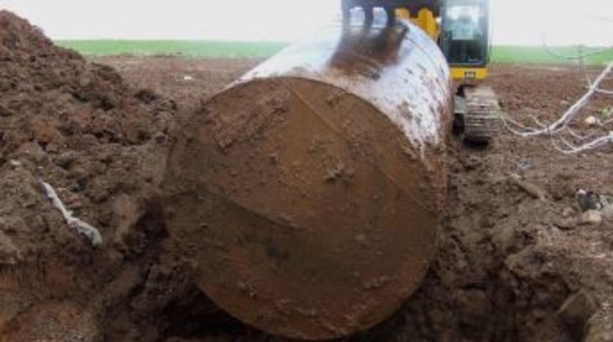 Yeraltında gizlenmiş tanktan ka&ccedil;ak petrol &ccedil;ıkardılar