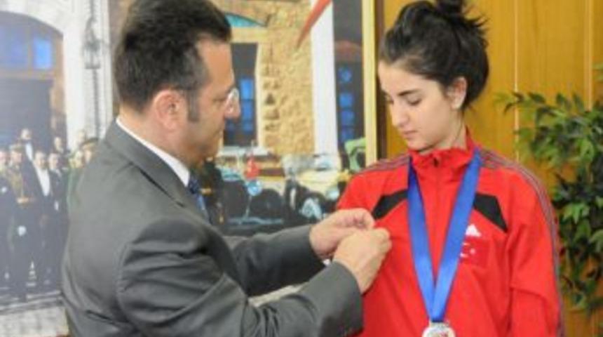 Vali Aksoy, g&uuml;m&uuml;ş madalya kazanan tekvandocu &Ccedil;akır&rsquo;ı altınla &ouml;d&uuml;llendirdi