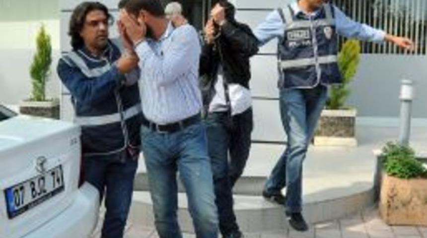 Narkotik k&ouml;peği koku almasın diye, esrarı isot biber i&ccedil;erisine saklamışlar