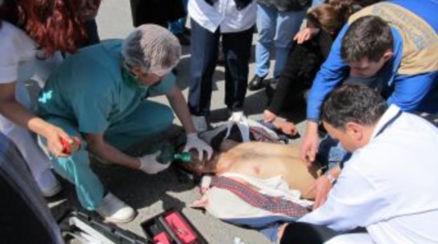 Motosiklet s&uuml;r&uuml;c&uuml;s&uuml; kazada ağır yaralandı