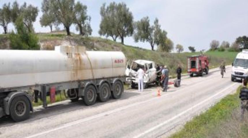 Asit Tankeri İle Kamyonet &Ccedil;arpıştı: 1 Ağır Yaralı