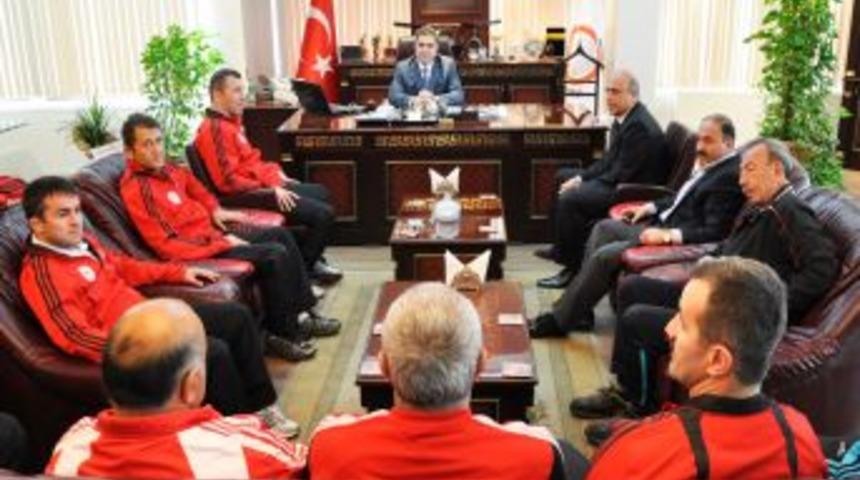 Gen&ccedil; milli g&uuml;reş takımı &Ouml;zdemir&rsquo;i ziyaret etti