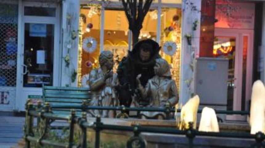 'Dedikoducu Kadınlar'ın arasına ş&uuml;pheli paket girdi