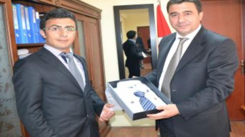 Alaplı Kaymakam Malğa&ccedil;'dan Sigarayı Bırakan Doktora Hediye