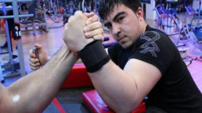 Kayseri&rsquo;nin tek bilek g&uuml;reş&ccedil;isi bir lise &ouml;ğrencisi