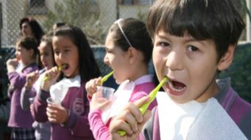 Aksaray'da 200 &ouml;ğrenci aynı anda diş fır&ccedil;aladı
