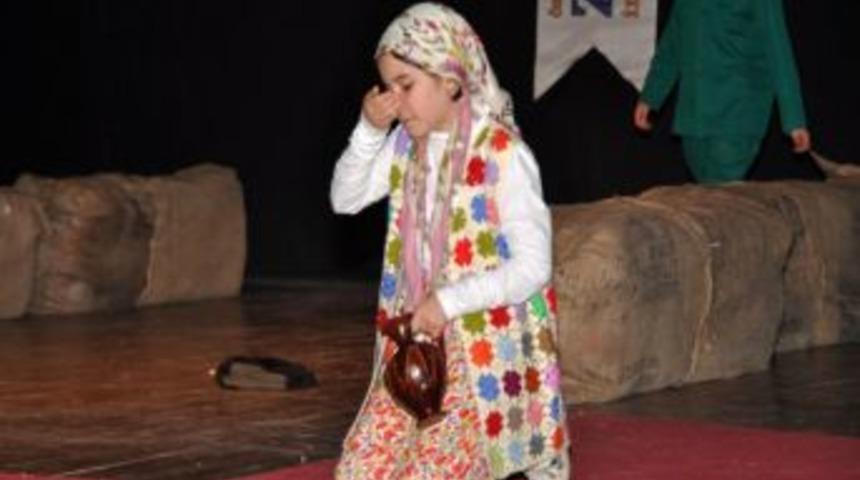 &Ouml;zel Zuhal İlk&ouml;ğretim, 'Ge&ccedil;it Vermez &Ccedil;anakkale' oyununu sahneledi