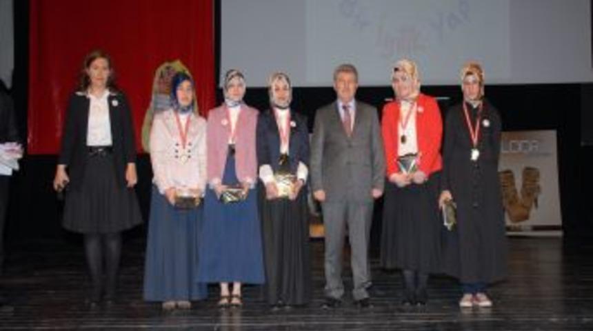 Liseliler iyilik yaptı &ouml;d&uuml;lleri kaptı