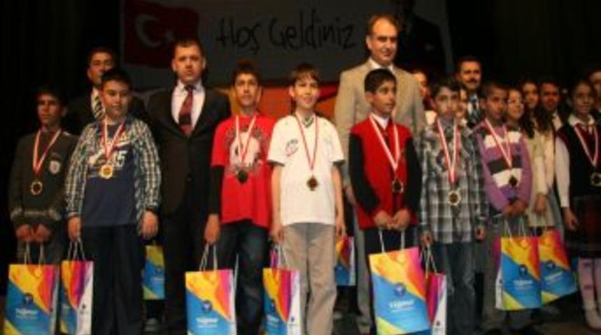 Şırnak FEM, SBS denemesinde dereceye giren &ouml;ğrencilerini &ouml;d&uuml;llendirdi