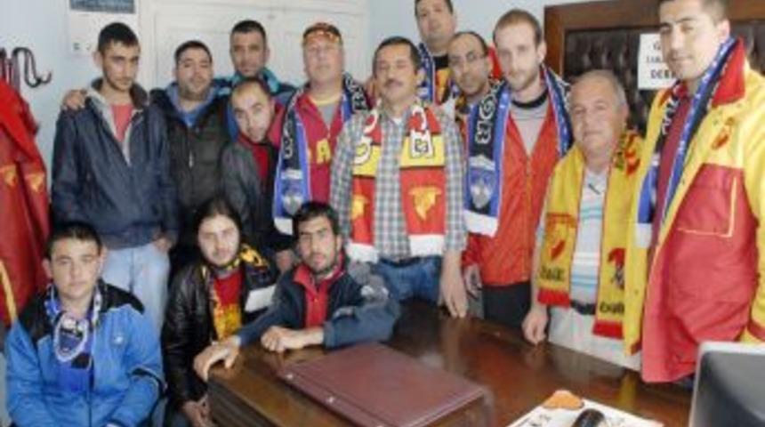 Futboldaki şiddete nispet iki takım taraftarı yemekte buluştu